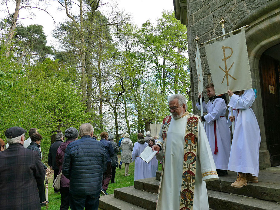 Bittprozession an der Weingartenkapelle (Foto: Karl-Franz Thiede)